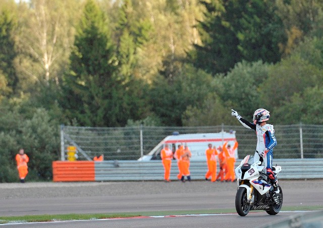 Sunday_Melandri_finish-sm After winning race two at the all-new Moscow Raceway Marco Melandri (BMW Motorrad Motorsport) took the lead in the eni FIM Superbike World Championship for the first time in 2012.