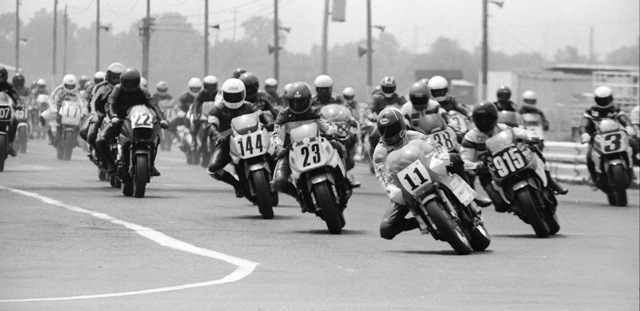Doug Toland guides the Team Hammer Suzuki into the first turn in the lead at the start of a WERA National Endurance race at St. Louis Intl. Raceway in June of 1986. (Larry Lawrence photo)