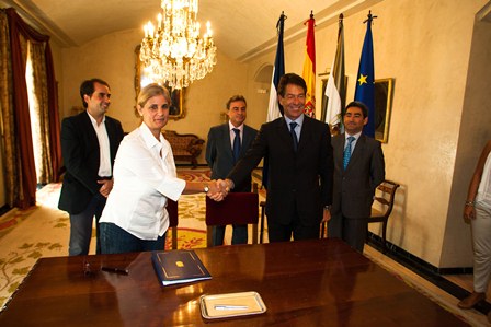 IMS-Jerez-sm Paolo Flammini and Juan Baquero, respectively the CEO of Infront Motor Sports and Jerez de la Frontera, were present at the signing of the contract this morning in the Jerez city hall together with the lady mayor of Jerez, María José García Pelayo.