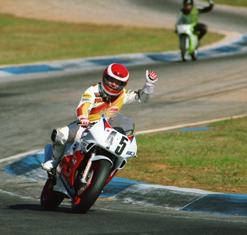 Brotz, Frank - GNF 1990 Frank Brotz waves to the crowd after he scored victory in the WERA Formula 3 race at the WERA Grand National Final, becoming the national champ in that class. (Larry Lawrence photo)