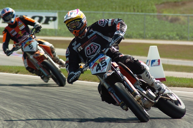 Carlson showing classic Supermoto back-it-in style in the AMA Supermoto race in Shawano, Wisconsin, in 2005. (Larry Lawrence photo)
