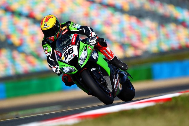 MagnyCours_Sykes_action-sm After first qualifying of the eni FIM Superbike World Championship season finale one of the potential champions, Tom Sykes (Kawasaki Racing Team), leads the field, with a lap time of 1 minute 38.200 seconds.