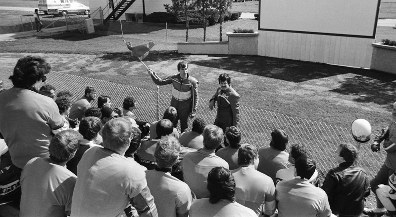 Rider school IRP 4-87 Jeff James (waving flag) and Dave Essex conduct a WERA Rider’s School at Indianapolis Raceway Park in April of 1987. (Larry Lawrence photo)