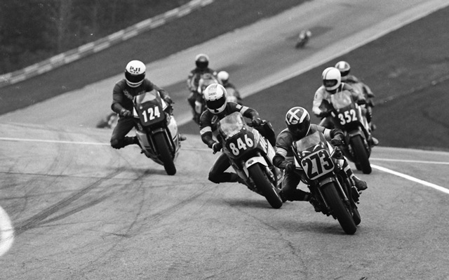 Robert Hamilton (No. 273) races his Yamaha FZ600 ahead of Scott Russell (No. 846), John Glueck (No. 124), Jim Still (No. 352), Glenn Cooper and Rickey Bledsoe on the final lap of the C Production Novice race during the 1986 WERA Grand National Final at Road Atlanta. (Larry Lawrence photo)