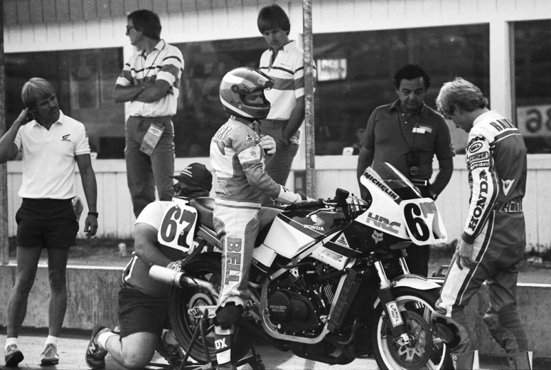 Wayne Rainey seems to find something interesting on the front end of Honda teammate Bubba Shobert’s bike as it gets a new rear tire in the pits at Loudon in 1986. Note the white rim, perhaps Shobert’s teams was experimenting with a different tire size or different wheel on the front of Shobert’s bike. (Larry Lawrence photo)