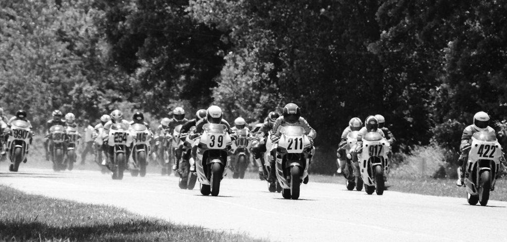 Charly Buse (#39) and the rest of the pack blast off the line at Blackhawk Farms Raceway in a WERA Sprint race in June of 1991. (Larry Lawrence photo)