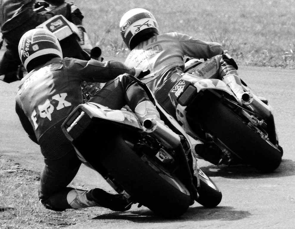 Mike Smith, on the Team Suzuki Endurance GSXR1100, leads Paul Bray on The Human Race team Yamaha FZR1000 in a WERA National Endurance race at Talladega Gran Prix Raceway in March of 1990. (Larry Lawrence photo)
