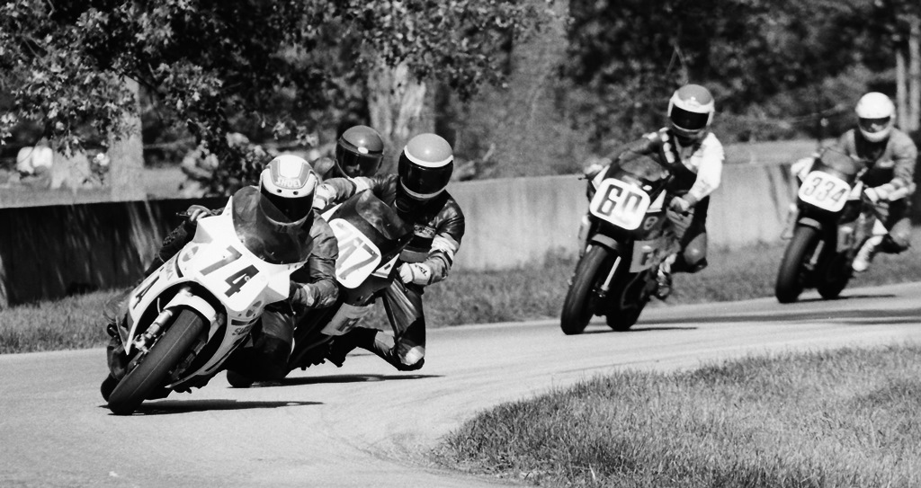 Bob Meurer races his Suzuki RG500 ahead of a group of riders that includes Andy Fenwick (No. 747), Kurt Hall (No. 60) and Steve Landrey (No. 334) in a WERA sprint race at Blackhawk Farms in August of 1986. (Larry Lawrence photo)