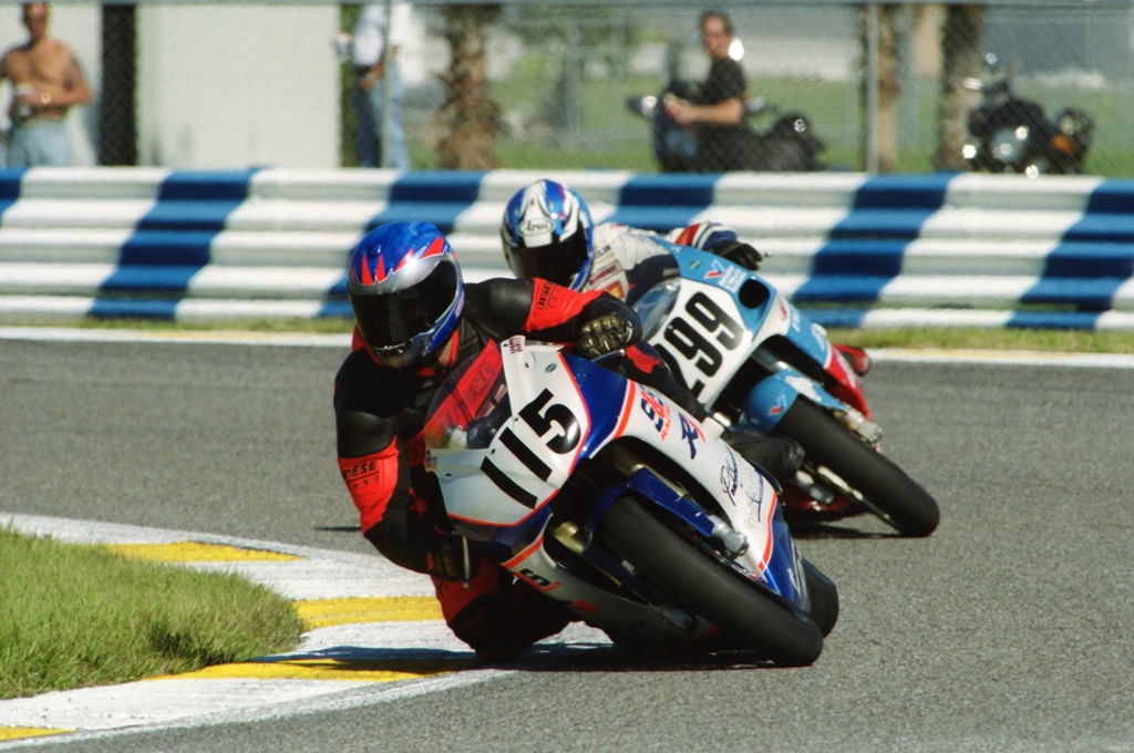 Scotty Diedrich leads the CCS Expert Unlimited SuperSport finale at Daytona International Speedway on his Capelle Bros. & Diedrich, Inc.-sponsored Yamaha R1. Coming up behind Diedrich is a 16-year-old rookie John Hopkins, racing the Valvoline/Emgo Suzuki GSXR750. Hopkins won the race. (Henny Ray Abrams photo)