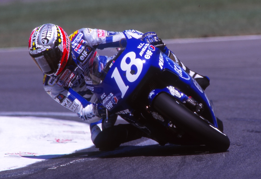 Nobuatsu “Nobu” Aoki races the Rheos Elf-Honda NSR500 at Imola in 1997. In this race he finished second to Mick Doohan. It proved to be Aoki’s best ever 500cc Grand Prix finish. (Henny Ray Abrams photo)