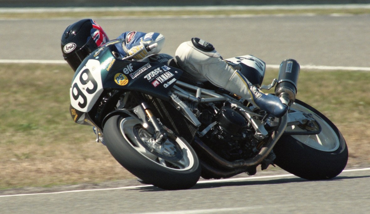 Alan Cathcart on a Yamaha TRX850 sprinting away to a commanding victory in the AHRMA Battle of the Twins F1 race at Daytona International Speedway in March of 1996. (Henny Abrams photo)