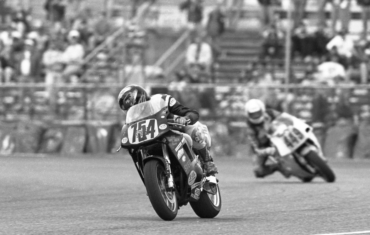James White, Suzuki GSX-R750 mounted, takes a quick glance back to see how big his lead is over Michael Cohen, on a Kawasaki ZX7, coming out of the International Horseshoe at Daytona late in the CCS Amateur Heavyweight Superbike race in March of 1996. (Henny Abrams photo)