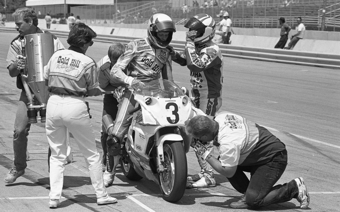 Linnley Clarke hands off the Gold Hill Racing Yamaha to Christian Gardner (sitting on the bike) during the AMA/CCS EBC Brakes Endurance Challenge at Road America in June of 1992. (Henny Ray Abrams photo)